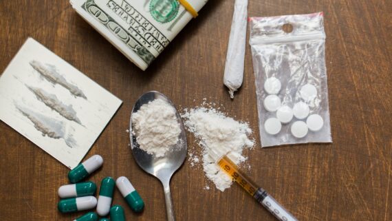Kullanmak için Uyuşturucu veya Uyarıcı Madde Satın Almak, Kabul Etmek veya Bulundurmak ya da Kullanma Suçu Avukat eroin kokain esrar Ecstasy